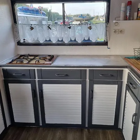 Botel Peniche Chez Lea *