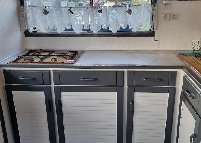 Bateau-hôtel Péniche à *