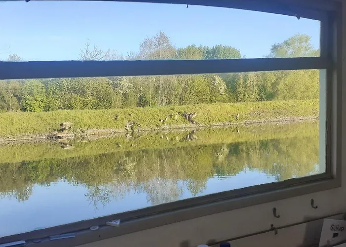 Péniche à Bateau-hôtel *